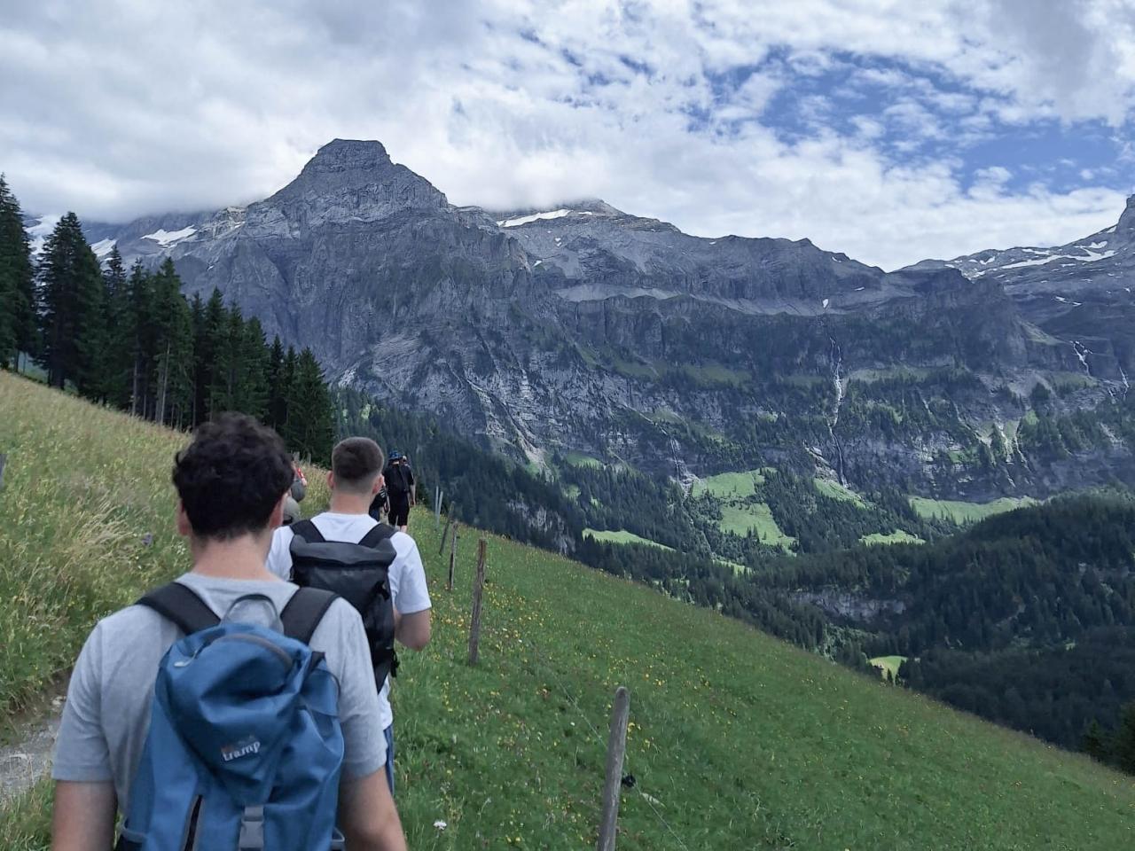 Lernende wandern im Simmental