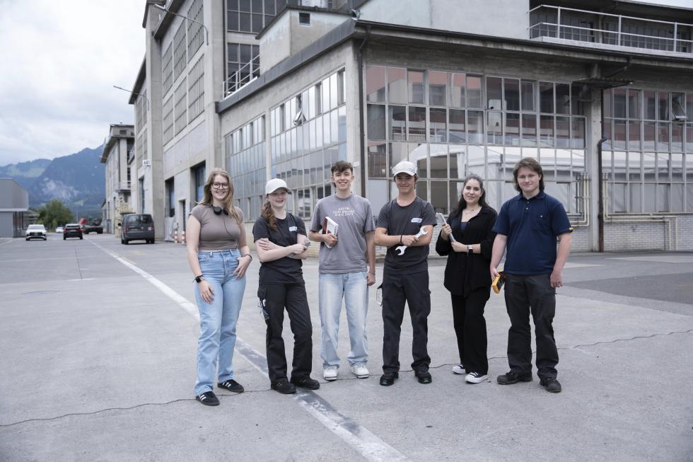 Lernende vor Halle in Thun